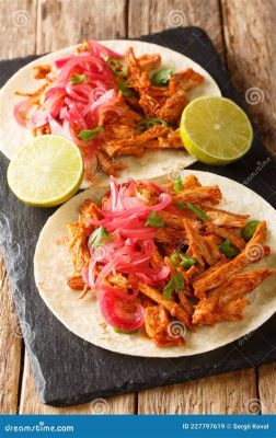  Cochinita Pibil: Een Sensuele Dans van Zachtgebraden Vlees en Intens Kruidengegewens!