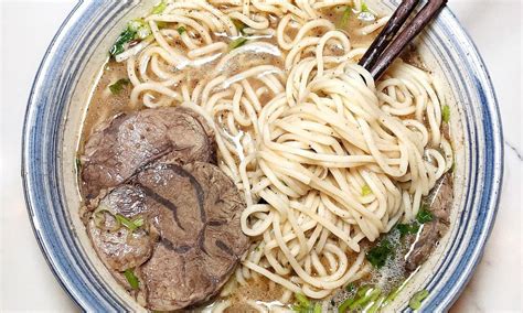  Lanzhou Ramen: Een Overvloed Aan Rijke Smaken En Perfect Gekookte Noodles?