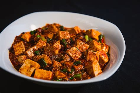   Mapo Tofu: Een pittige en romige Sichuanse klassieker waar je smaakpapillen zullen dansen!