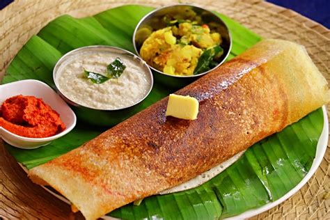  Mysore Masala Dosa: Een explosie van Zuid-Indiase kruiden die je smaakpapillen naar een nieuwe dimensie van smaak zullen katapulteren!