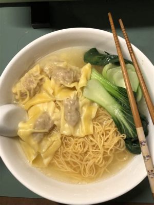  Cantonese Wonton Noodles met een rijke bouillon en knapperige wontons!