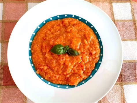 Pappa al Pomodoro: Een Smaaktvol Gezelschap van Verwarmende Umami en Zuivere Tuinversheid!