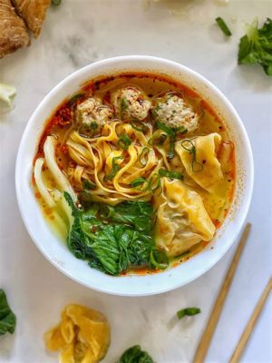  Shenzhen Wonton Noodle Soup: Een Overheerlijke Combinatie van Licht Gebroken Deeg en Intens Smaakvolle Bouillon