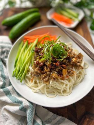  Zhajiangmian Noodles: Een Harmonieuze Mix van Zoute Umami en Pittige Vurgen!